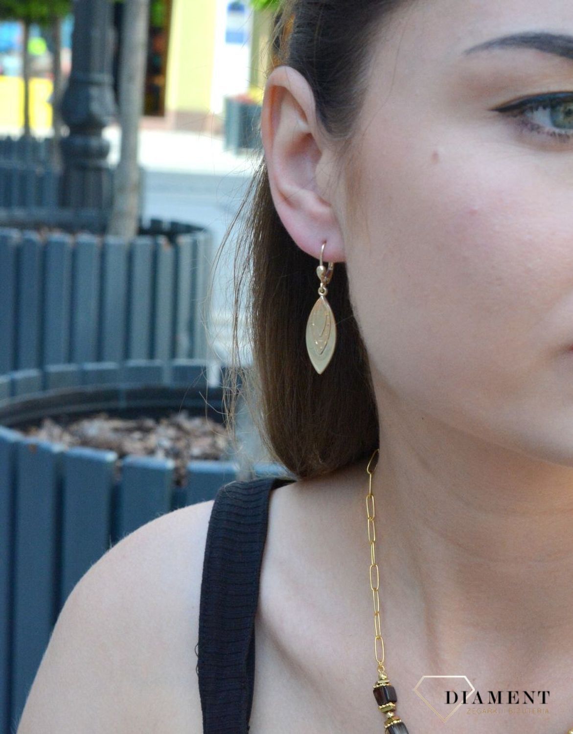 Złote kolczyki 333 wiszące zdobione blaszki KL 5753A 333. Złote kolczyki 333 wiszące zdobione blaszki. Piękne złote kolczyki z zapięciem angielskim bigiel w kształcie blaszki wykonanej z żółtego złota, któr.jpg